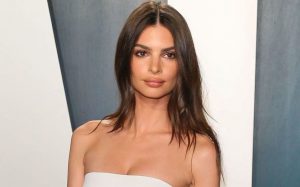 En la recta final, Emily Ratajkowski luce su embarazo desnuda