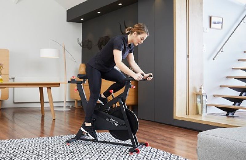 bici en casa para rutina de ejercicios 