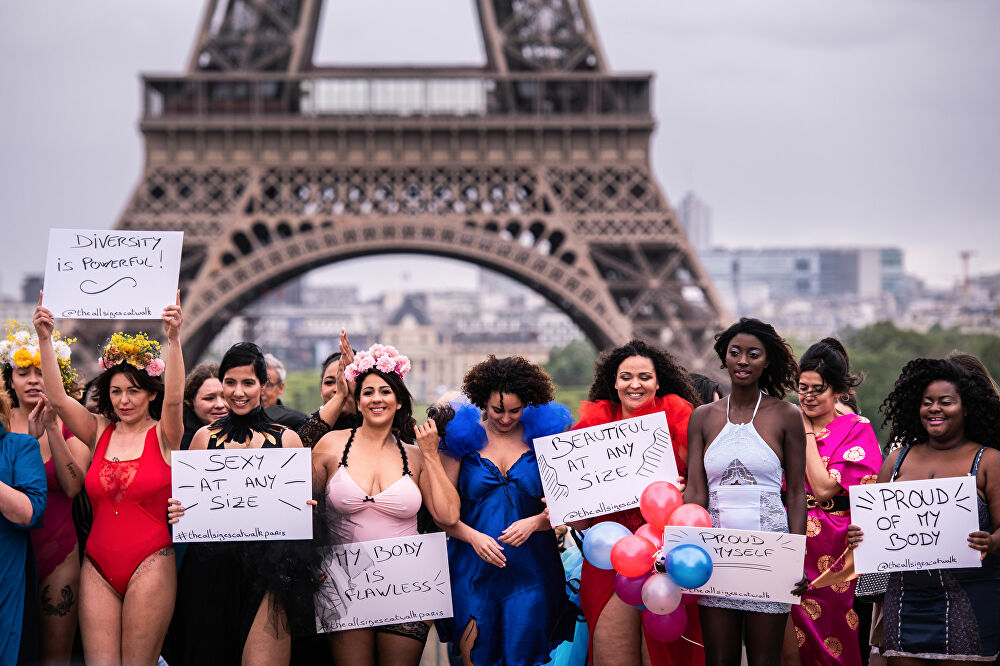 el desfile en parís para body positive