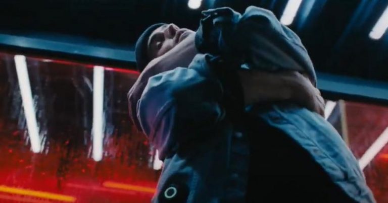 Esta innovadora chaqueta te permitirá dar abrazos sin contacto físico