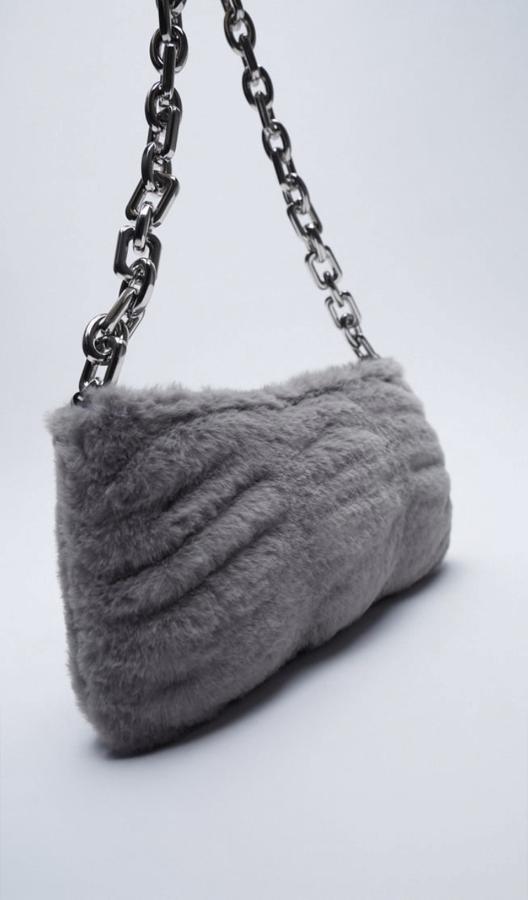 Cartera de peluche con cadena.