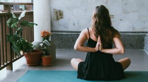 ¿Qué es el Kundalini Yoga y por qué es tan recomendable practicarlo?
