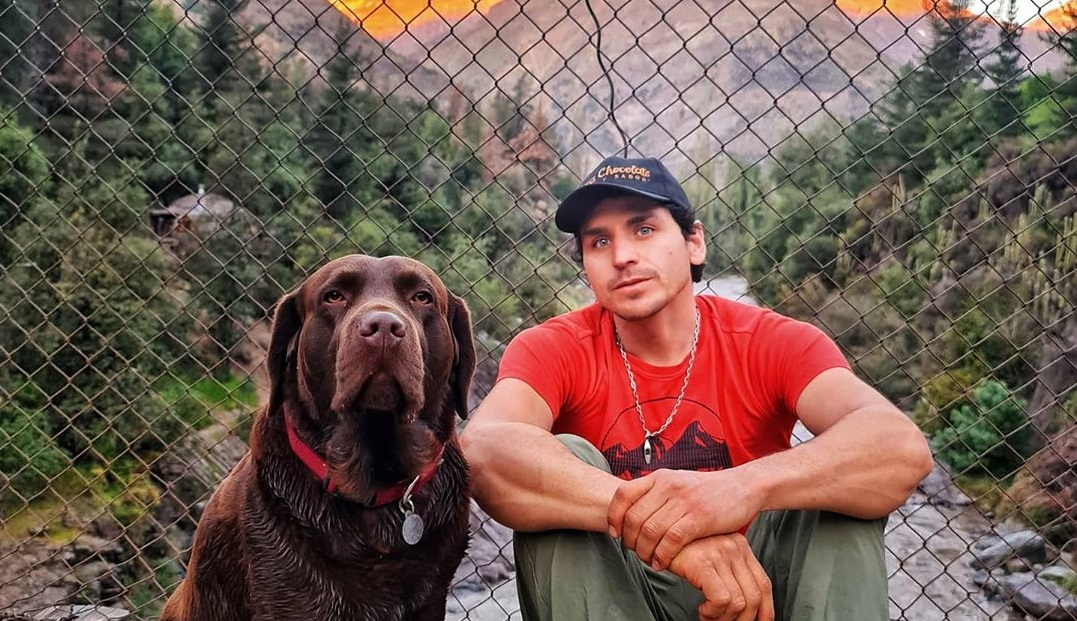 Pangal Andrade respondió tras críticas por video lanzando a su perro al agua