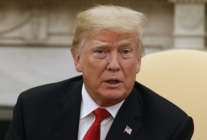 Tras contraer Covid-19: Donald Trump es internado en Hospital Militar