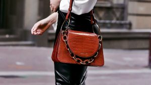 Carteras con cadena: Así es la tendencia que triunfa ahora mismo