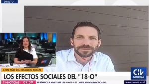 "Modo teletrabajo": Académico se hizo viral por divertido chascarro en entrevista con CHV