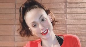 Yamna Lobos impactó con el gran parecido con su hija en foto de infancia