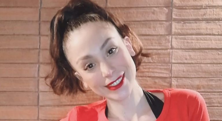 Yamna Lobos impactó con el gran parecido con su hija en foto de infancia