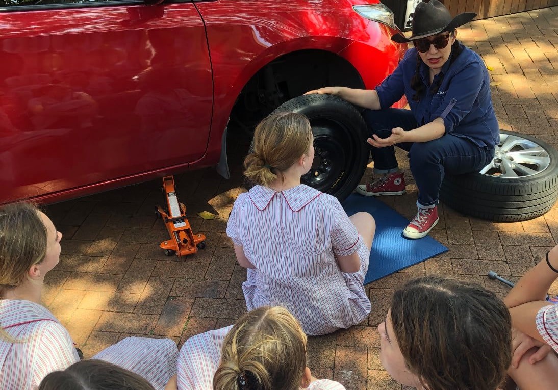 ¡Gran ejemplo! Colegio australiano dicta curso de mecánica a las niñas