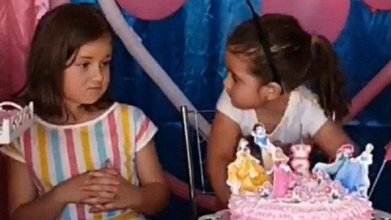 ¡No más peleas! Hermanas del viral de la torta son invitadas a apagar 500 velas