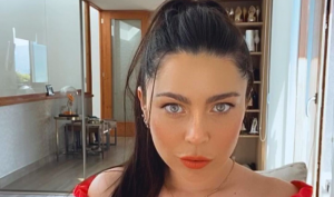 Daniela Aránguiz sorprende con osado topless en la piscina