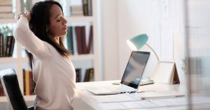 5 ejercicios de estiramiento ideales si estás el día entero en el computador