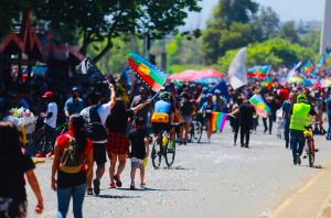 Manifestantes expulsan a hombre que habría atacado un paradero de Metro Santa Lucía