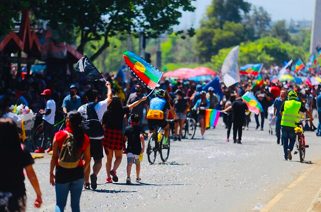 Manifestantes expulsan a hombre que habría atacado un paradero de Metro Santa Lucía