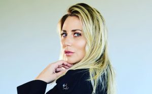 Gissella Gallardo llama la atención con su mascarilla: Tiene útil función