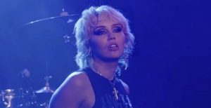 Miley Cyrus sorprendió con covers de The Cranberries y The Cure en bar local