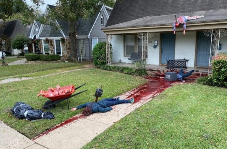 Artista decoró su casa tan sangrienta para Halloween que la policía lo visitó