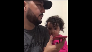La particular forma en que un papá hace que su hija se porte bien