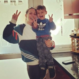 Maly Jorquiera comparte tierno video de su hijo viendo el partido de Chile