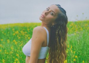 Cami sorprende con delicado desnudo para promocionar su nueva canción