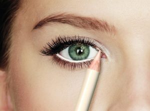 Intensifica tu mirada con un delineador de ojos blanco