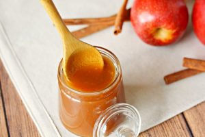 Combate la piel grasa con esta mascarilla de manzana, canela y miel