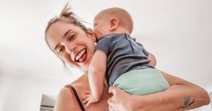 Alison Mandel muestra la realidad de la maternidad: "No todas las fotos son sonrientes"