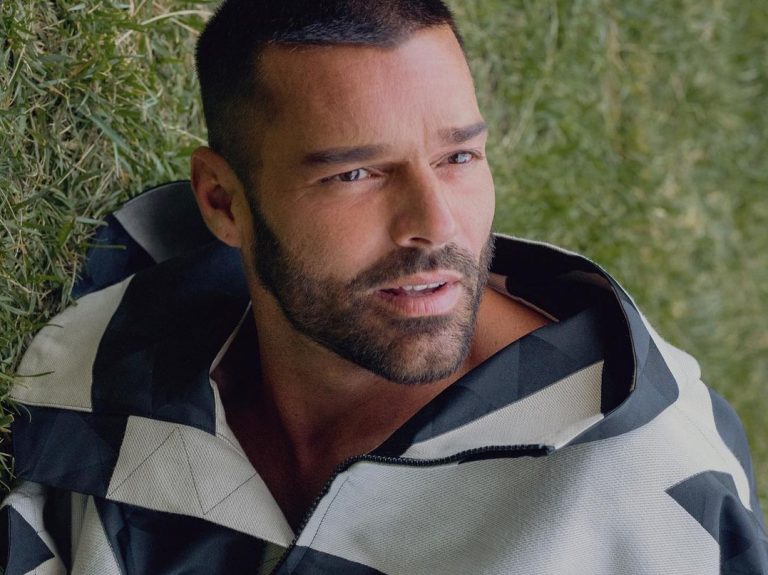 Ricky Martin comparte foto haciéndose el PCR en la previa de los Latin Grammy