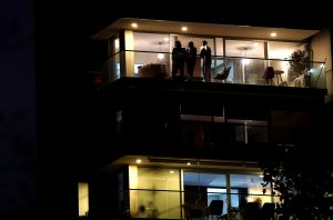 ¡Ojo! 73% de los brotes de Covid-19 en Chile se dan en reuniones en casa