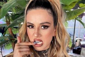 Karla Melo se luce en el nuevo videoclip de los Power Peralta: "Disculpas por el calor intenso"