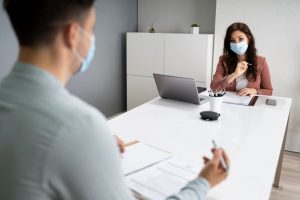 ¿Entrevista de trabajo con mascarilla? Estos tips te harán comunicarte eficazmente
