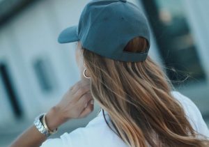 Las gorras beisboleras vuelven a ser tendencia esta temporada