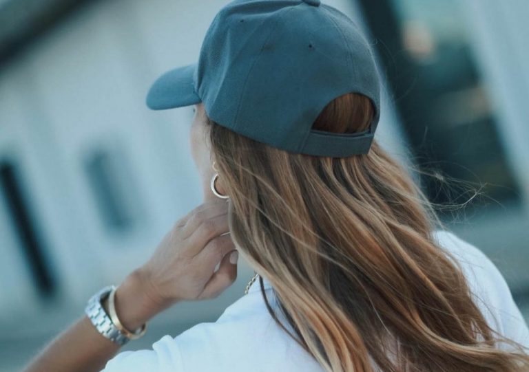 Las gorras beisboleras vuelven a ser tendencia esta temporada