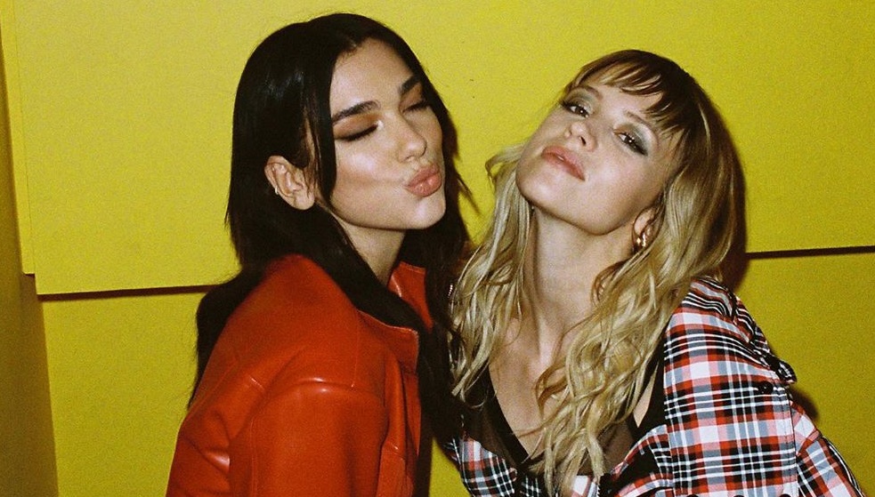 Dua Lipa estrena video de "Fever" su canción con la cantante Angèle