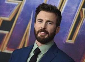 Chris Evans muestra su talento musical tocando el piano