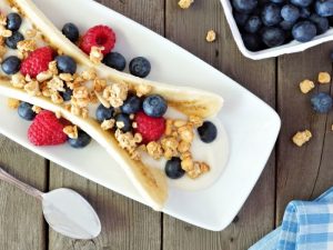 Prepara una saludable y rica versión de 'banana split' para el desayuno