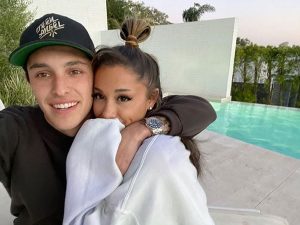 Ariana Grande anuncia su compromiso con Dalton Gomez ¡Se casa!