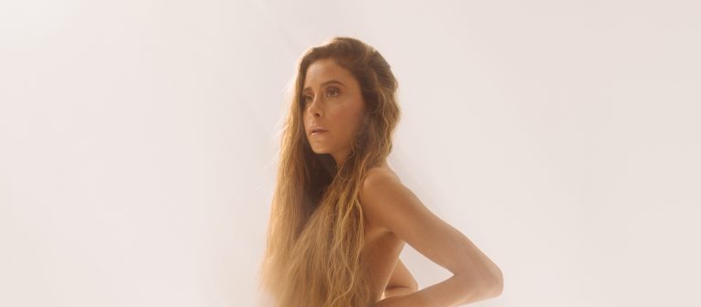Cami Gallardo sorprende a fans con revelador atuendo