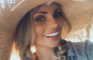 ¡Llegó el momento! Faloon Larraguibel presentó su colorida línea de bikinis