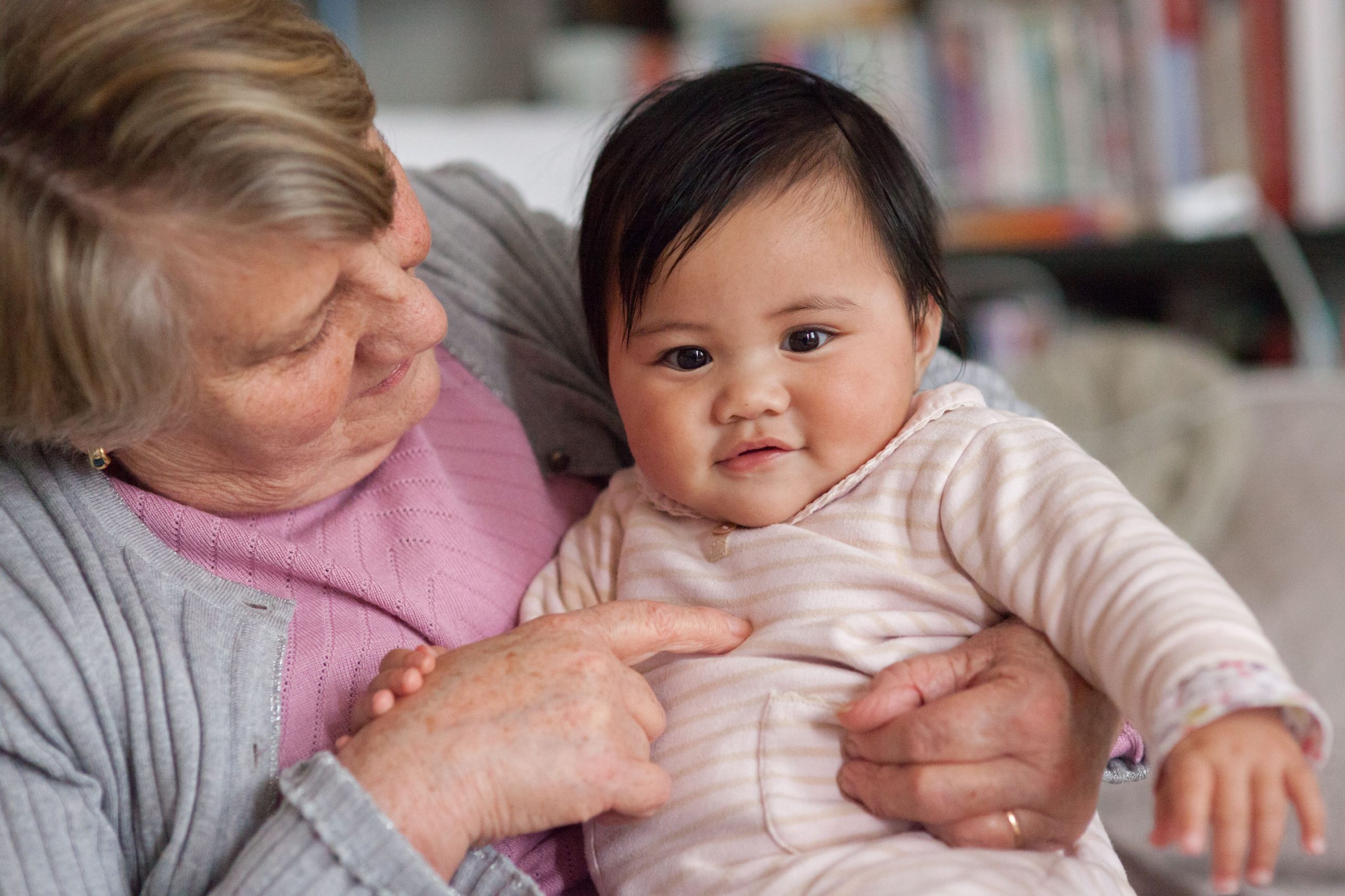 abuela deja reacciones divididas por cobrar al cuidar a su nieta