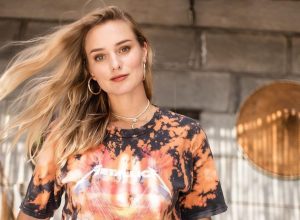 ¿Miley Cyrus? Kika Silva es comparada con la cantante por alocado look