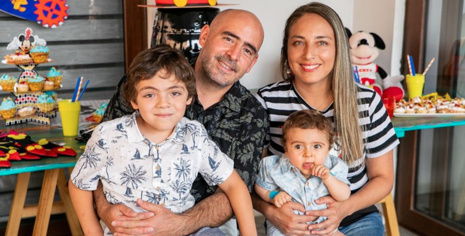 Padres de Borja donan dinero restante a otros niños con la misma condición