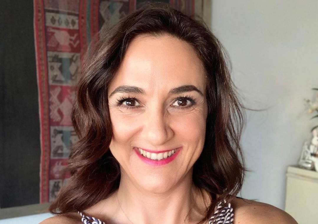 Renata Bravo le dio la bienvenida al verano con osada postal al desnudo: "Ni el traje de baño aguanté"