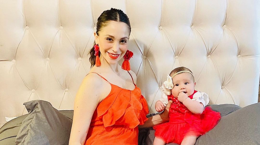 Yamna Lobos derrite Instagram con fotos de las primeras vacaciones de su hija