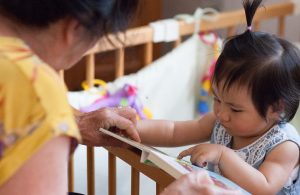 Abuela genera debate en redes sociales: Le cobró a su hija por cuidar su nieta