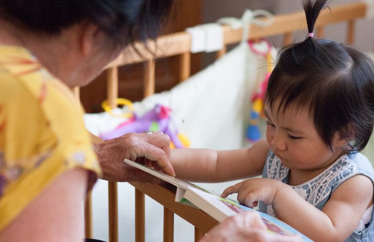 Abuela genera debate en redes sociales: Le cobró a su hija por cuidar su nieta