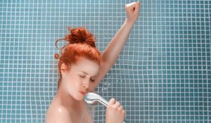 Descubre por qué cantar en la ducha es bueno para la salud