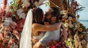 Tras 16 años juntos: Diego Torres y Débora Bello contrajeron matrimonio en íntima ceremonia en la playa