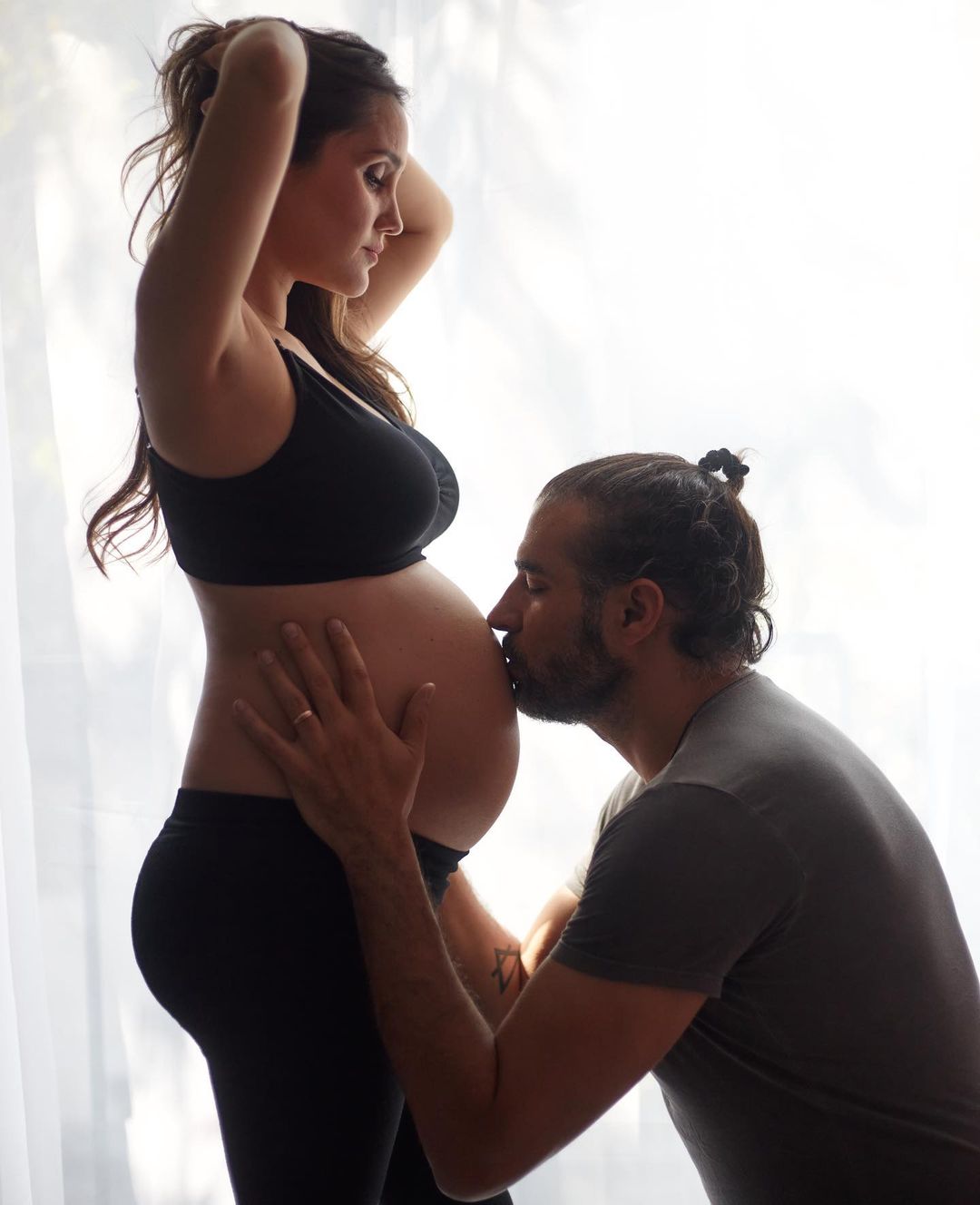 Dulce Maria y su esposo Paco Álvarez durante el embarazo