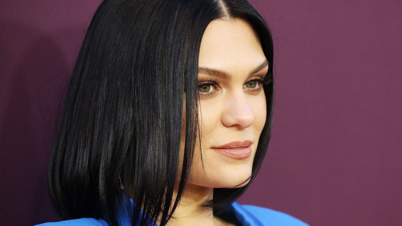 Jessie J fue hospitalizada en Navidad luego de despertar sorda y sin poder caminar bien